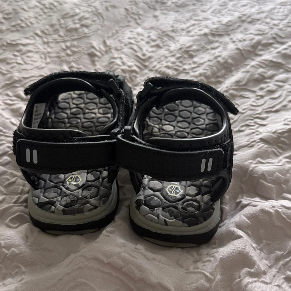 KHOMBU BRADY Kids Black Sandals Boy's Open Toe Sandal Non Slip Grip Sz 9T